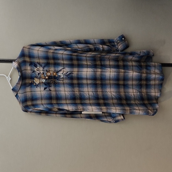 Crimson in Grace Flannel High Low Tunic Size Medium - Picture 10 of 16